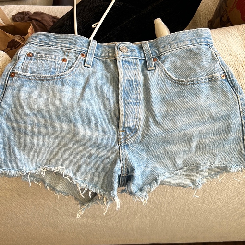 super adorable 501 levi shorts barely worn and in perfect condition!